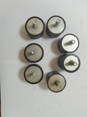 簡単に設置する 重荷トラック用ゴムショック吸収器 シンプルで簡単にインストールする 全体幅58mm ボルトオン方法